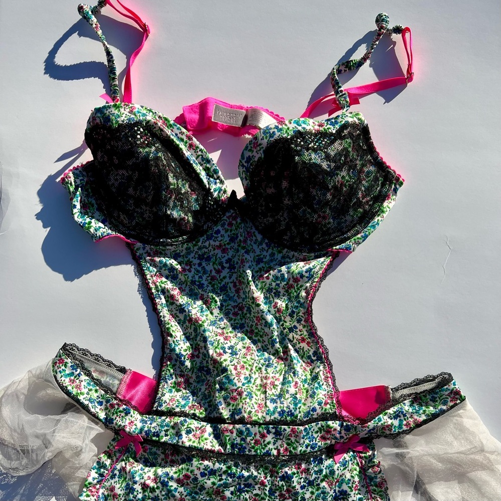 Lingerie by Victoria’s Secret, lightly lined push-up cup with lace, style maid